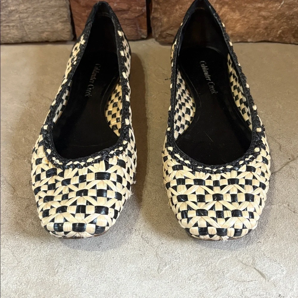 Coldwater Creek sz 9 black and cream rattan woven flats